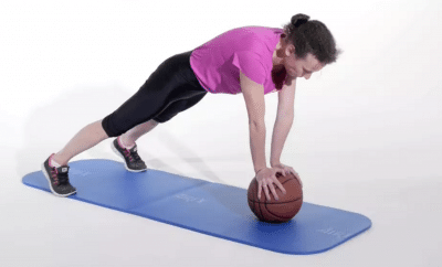 Jeun homme faisant des exercices sur ballon de basketball - gainage | Dr Jerome Auger Paris 16