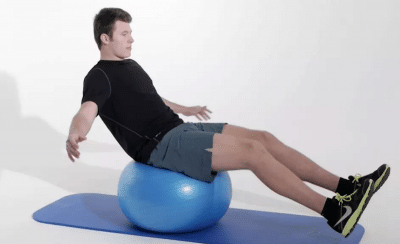 Jeun homme faisant des exercices sur ballon gonflé - gainage | Dr Jerome Auger Paris 16