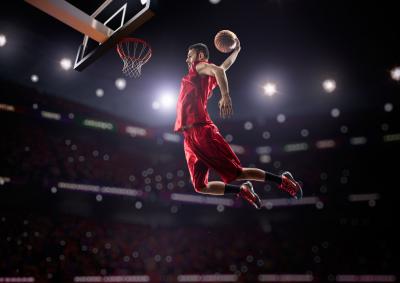 Jeune joueur de basketball faisant un slam dunk - exercice physique | Dr Jerome Auger Paris 16