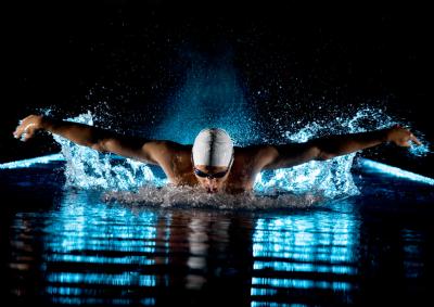 Photo artistique d un jeune nageur dans une piscine - exercice physique | Dr Jerome Auger Paris 16