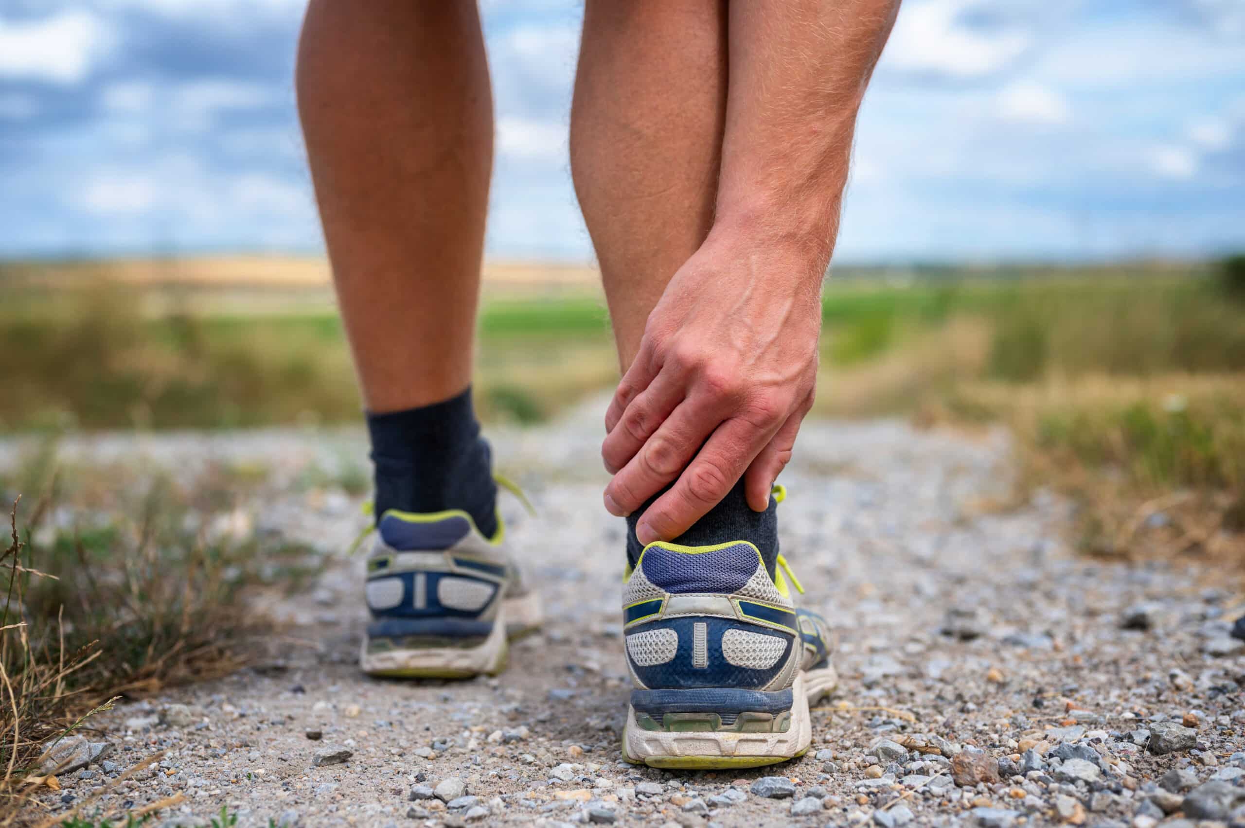 photo montrant les chevilles d un homme dans la nature - kinesitherapie des tendinites | Dr Jerome Auger Paris 16